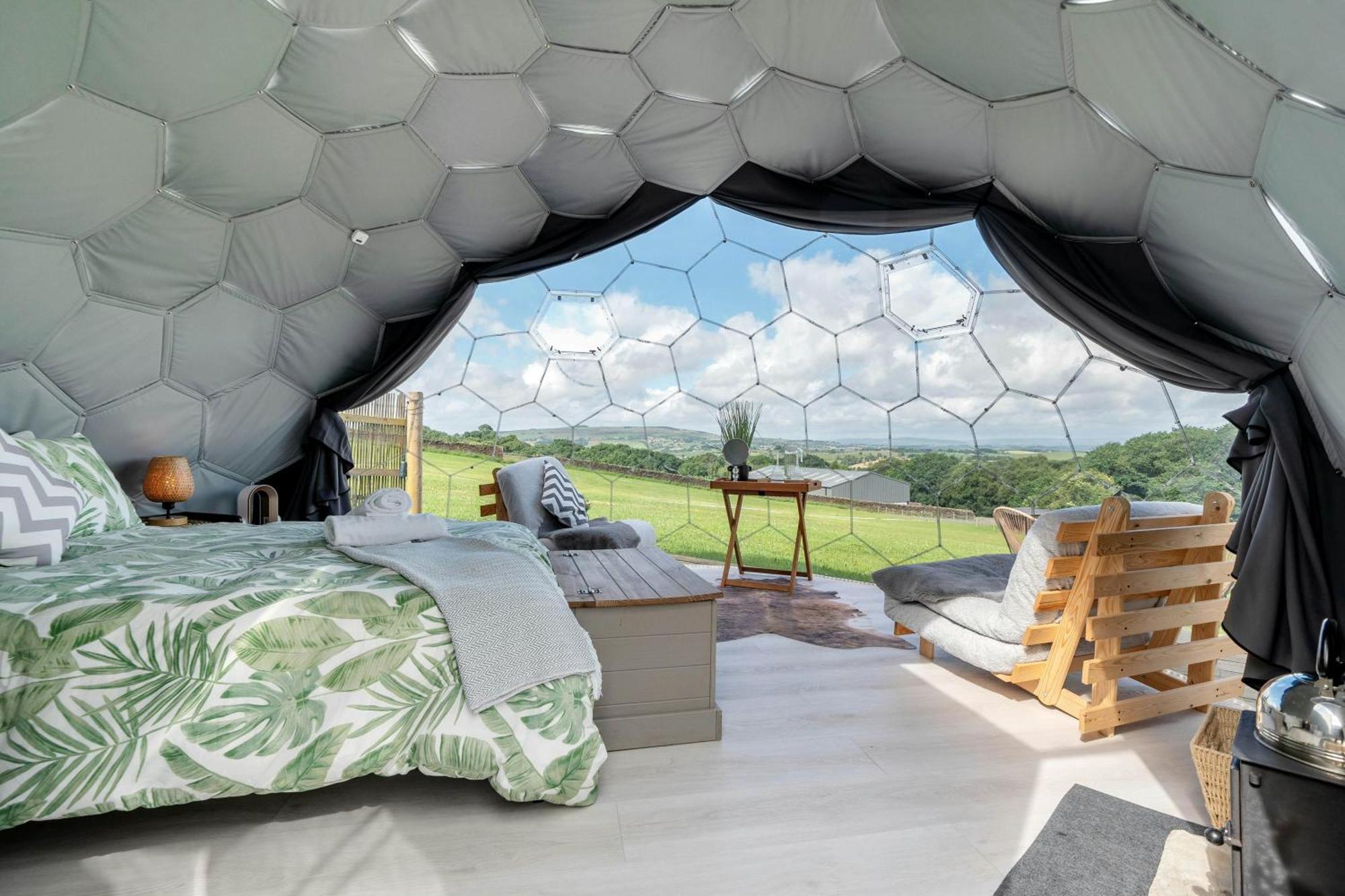 ホテル Deerstone Glamping-Pinhaw Beacon Dome Hot Tub Earby エクステリア 写真