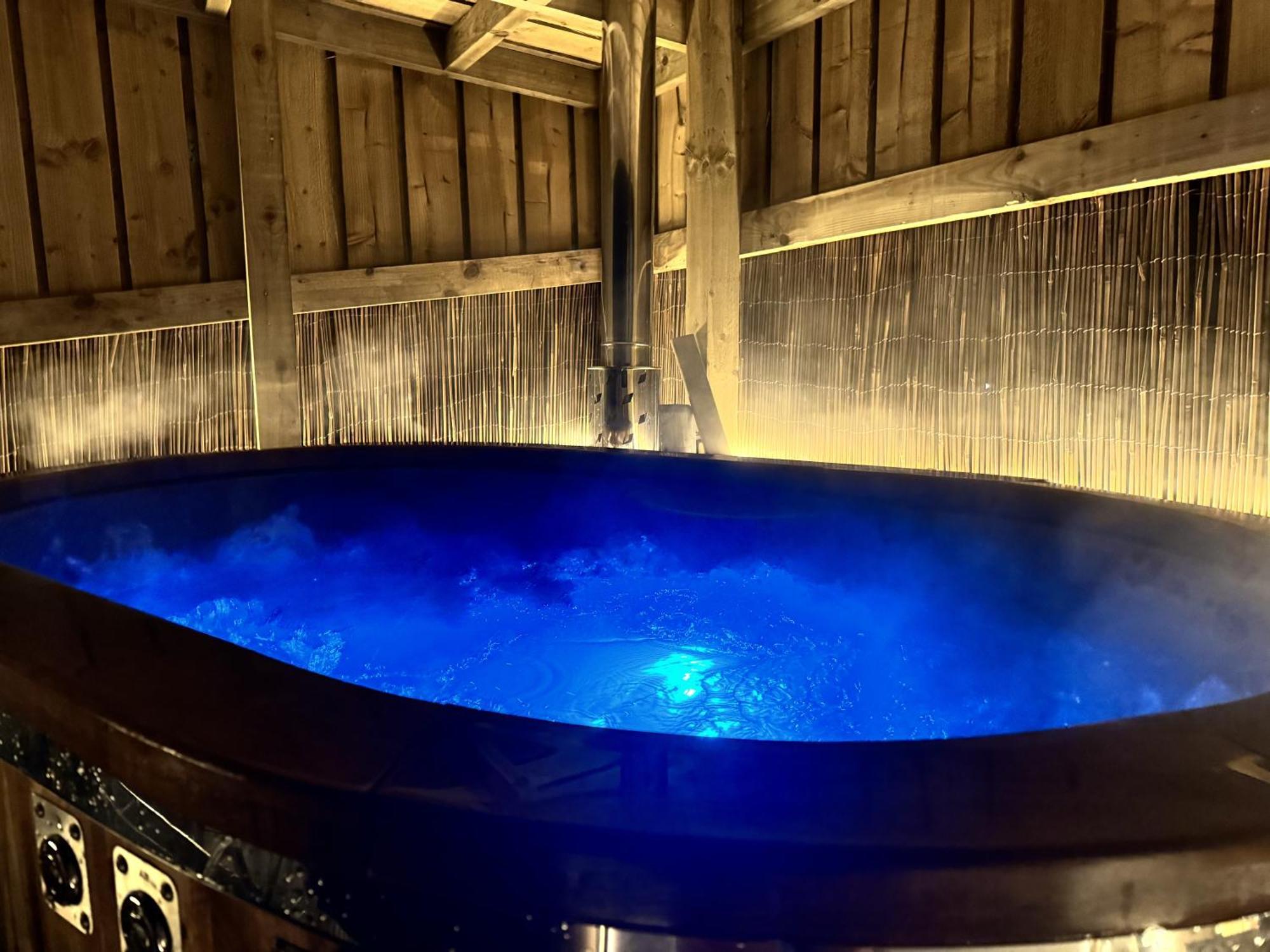 ホテル Deerstone Glamping-Pinhaw Beacon Dome Hot Tub Earby エクステリア 写真